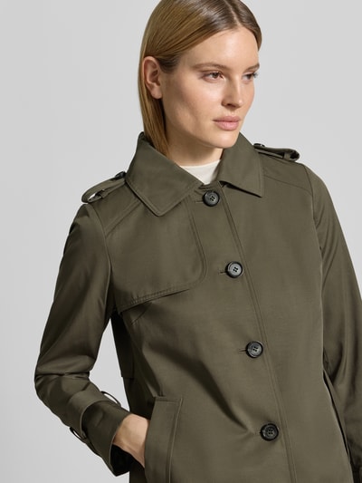 Vrouwenmodel draagt Regular Fit Jacke met Umlegekragen van Christian Berg Woman Selection in olijfgroen materiaalmix met katoen, steekzakken en knoopsluiting, middenruglengte 66 cm, schouderbreedte 36 cm, borstwijdte 53 cm, mouwlengte 62 cm, Nahaufnahme bovenlichaam.