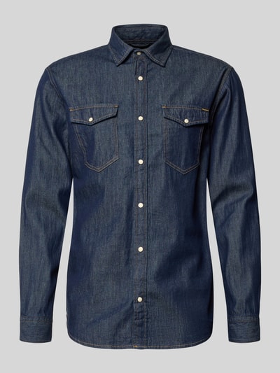 Produktfoto, ciemnoniebieska koszula casualowa z bawełny, krój slim fit, model 'ESHERIDAN' od JACK & JONES, kołnierzyk typu kent, na całej długości listwa guzikowa, dwie brustasze z detalem z logo, długość tyłu w rozmiarze M: 76 cm, szerokość ramion w rozmiarze M: 42 cm, długość rękawów w rozmiarze M: 65 cm