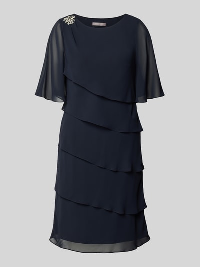 Produktfoto, Relaxed Fit Kleid mit Ziersteinbesatz von Christian Berg Cocktail in Dunkelblau, semitransparent, mit Rüschen, Halbarm, blickdichtem Unterrock.