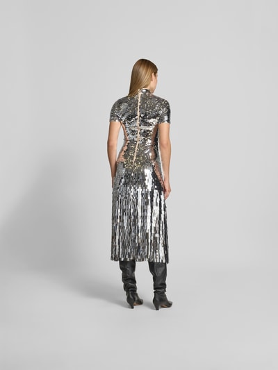 Frauenmodel trägt Maxikleid mit Allover-Zierbesatz von Self-Portrait in Silber, taillierte Passform, Stehkragen, Reißverschluss, kurzärmelig, strukturierte Oberfläche, Produktmaße: Gesamtlänge 133 cm, Brustweite 36 cm, Ärmellänge 15 cm, Taillenweite 33 cm, Ganzkörperansicht Rückansicht.