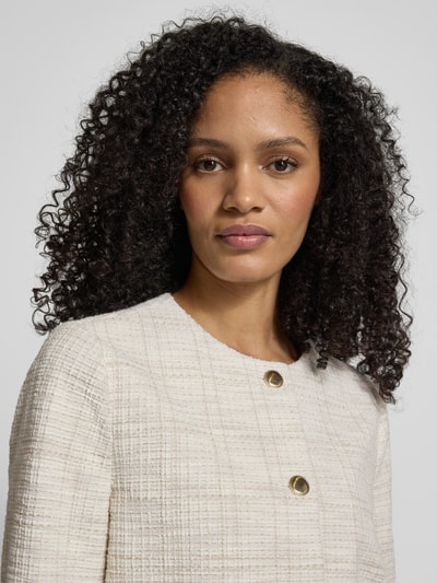 Frauenmodel trägt Boxy Fit Kurzblazer mit Baumwoll-Anteil von s.Oliver BLACK LABEL, mehrfarbig kariertes Bouclé, Nahaufnahme Oberkörper.
