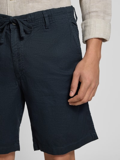 Männermodel trägt Shorts mit Tunnelzug Modell 'JAIDEN' von Jack & Jones aus Baumwoll-Leinen-Mix in Regular-Fit, Nahaufnahme Oberschenkel.