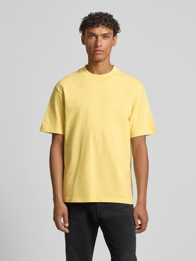 Männermodel trägt Regular Fit T-Shirt aus reiner Baumwolle Modell 'DAPOLINO' von HUGO, Optik: Unifarben, Ganzkörperansicht von vorne.