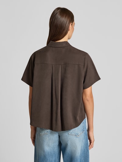 Frauenmodel trägt Regular Fit Hemdbluse mit 1/2-Arm Modell 'MINA' von Samsøe Samsøe aus Lyocell, Farbe Dunkelbraun, Rückenlänge 59 cm, Ganzkörperansicht Rückansicht.