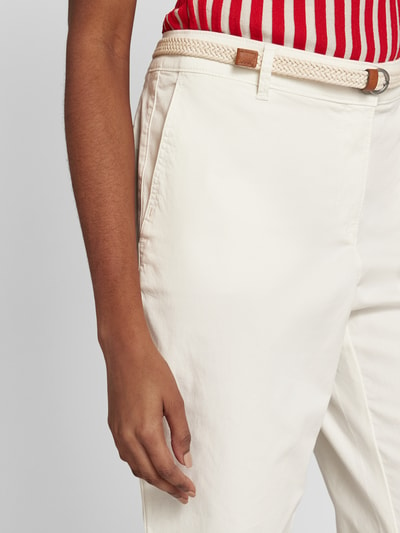 Christian Berg Woman Chino in unifarbenem Design mit Gürtel Offwhite 3