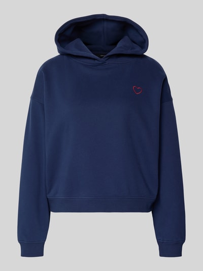 Produktfoto, Hoodie mit Stitching Modell 'Galentine' von OPUS in Dunkelblau, Baumwoll-Mix mit rotem Herz-Stitching, Relaxed Fit, glatte Textur.