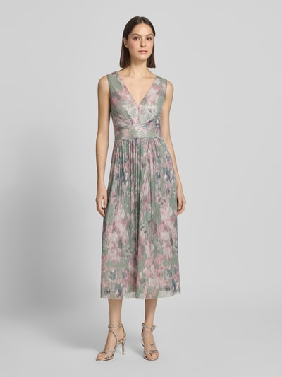 Frauenmodel trägt Cocktailkleid mit V-Ausschnitt von Swing in Crinkle-Optik, Chiffon, tailliert, Midilänge, Pastellfarben, Ganzkörperansicht von vorne.