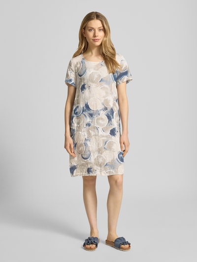 Vrouwenmodel draagt Knielanges Kleid mit Rundhalsausschnitt Modell 'Ca44rla' van ZABAIONE in blauw-wit met mix van katoen en linnen, recht model, knielengte, ronde hals, ruglengte maat S 93 cm, borstwijdte 48 cm, mouwlengte 20 cm. Ganzkörperansicht van voren.