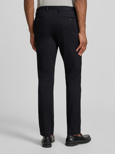 Męski model nosi Slim Fit Chino aus Baumwoll-Mix model 'GREENWICH' von Polo Ralph Lauren, czarny kolor, gładka faktura, Ganzkörperansicht Rückansicht.