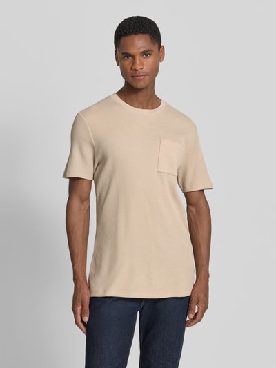 Männermodel trägt Regular Fit T-shirt uit katoenmix van s.Oliver RED LABEL, look: effen/gestructureerd, ronde hals, korte mouw, borstzak, piqué materiaalverwerking, Ganzkörperansicht van voren