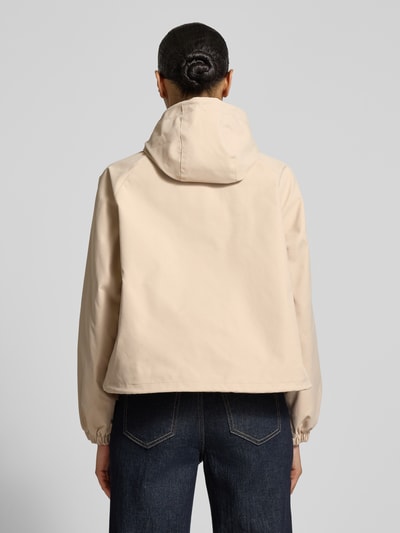 Vrouwenmodel draagt Jacke mit Kapuze und Zweiwege-Reißverschluss van monari in beige met Relaxed fit, steekzakken, ruglengte 56 cm, schouderbreedte 45 cm, borstwijdte 54 cm, mouwlengte 58 cm, Ganzkörperansicht Rückansicht.