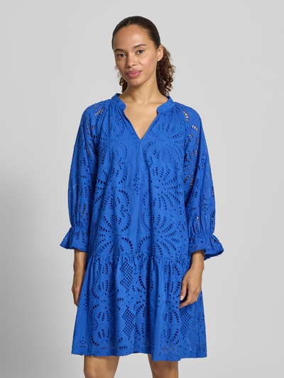 Frauenmodel trägt Relaxed Fit Kleid in Knielänge mit floralem Allover-Lochstitching von Betty Barclay aus Reiner Baumwolle, 3/4-Arm, Tunika-Ausschnitt, leuchtend blau mit strukturierter Oberfläche, Ganzkörperansicht von vorne.