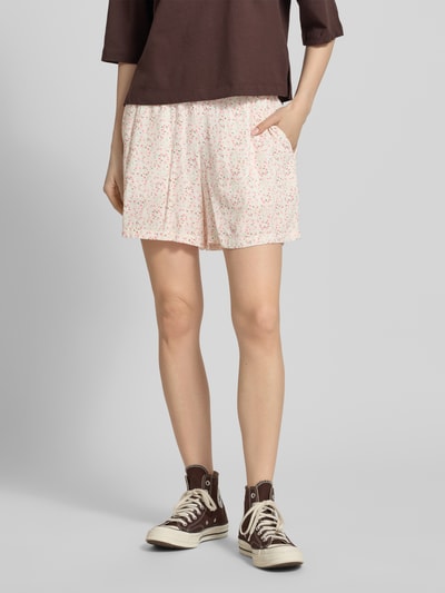 Frauenmodel trägt Regular Fit Shorts aus reiner Viskose Modell 'BARRI' von Pieces, Optik:Allover-Muster, florales Muster, elastischer Bundabschluss, seitliche Eingrifftaschen, Material: reine Viskose, Ganzkörperansicht von vorne.