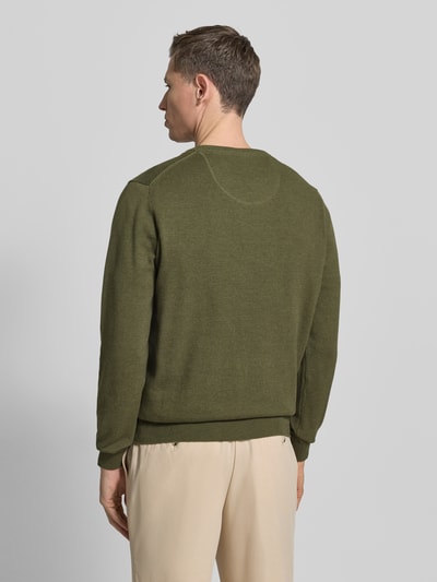 Männermodel trägt Strickpullover mit gerippten Abschlüssen von Fynch-Hatton in Grün, Regular-Fit, reine Baumwolle, Ganzkörperansicht Rückansicht.