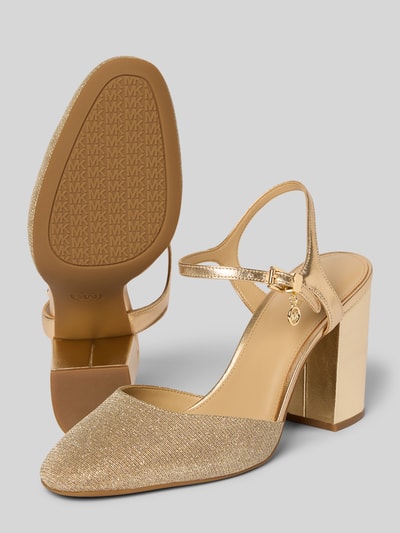 Produktfoto, Pumps mit Blockhak model 'ALEXA' van MICHAEL Michael Kors, mix van leer en textiel, afgeronde punt, riempje met doornsluiting, goudkleurige tint, hakhoogte maat 40: 9 cm, schachtbreedte maat 40: 11 cm