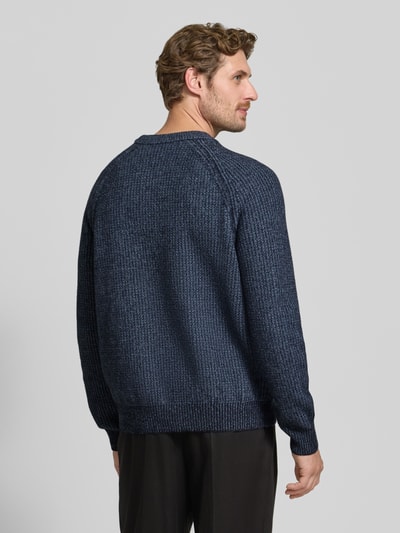 Männermodel trägt Regular Fit Pullover aus Woll-Mix Modell 'Kepler' von BOSS Orange in Dunkelblau mit strukturierter Oberfläche, Ganzkörperansicht Rückansicht. Herren Pullover von BOSS Orange