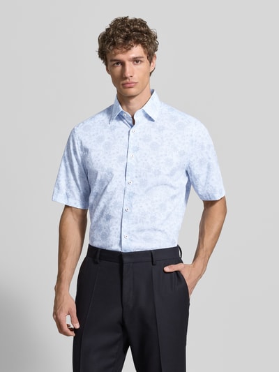 Męski model nosi Modern Fit Business-Hemd mit Kentkragen od OLYMP, jasnoniebieski florystyczny wzór, bawełna, z przodu, całe ciało