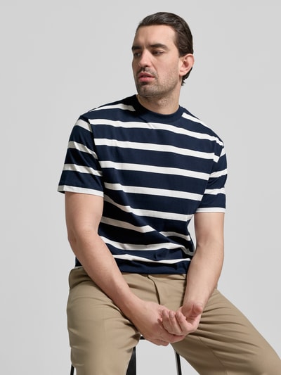Männermodel trägt T-Shirt mit geripptem Rundhalsausschnitt von MCNEAL, navy-weiß gestreift, Regular Fit, Nahaufnahme Oberkörper.