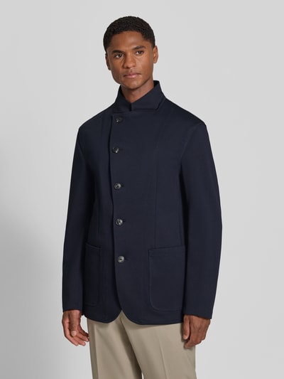 Männermodel trägt Regular Fit Jacke aus Modal-Baumwoll-Mix mit Woll-Anteil von Emporio Armani in Dunkelblau, Ganzkörperansicht von vorne