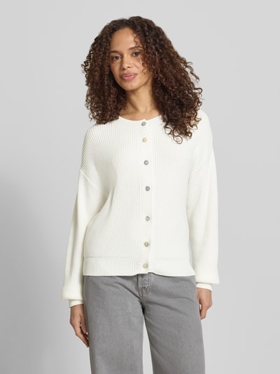 Frauenmodel trägt Regular Fit Strickjacke aus Viskose-Mix Modell 'LENI' von VILLA SOPHIE, unifarben, gerippter Strick, Ganzkörperansicht von vorne.