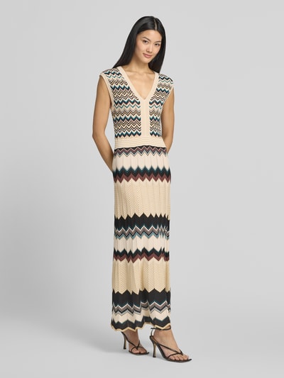 Vrouwenmodel draagt Slim Fit Maxikleid uit viscosemix in tricotlook van zero, V-hals, mouwloos design, ruglengte 140 cm, borstwijdte 39 cm, zigzag strepen in beige, zwart, rood en groen, soepel vallende stof, slim fit, maxi-jurk, dames, Ganzkörperansicht van voren.