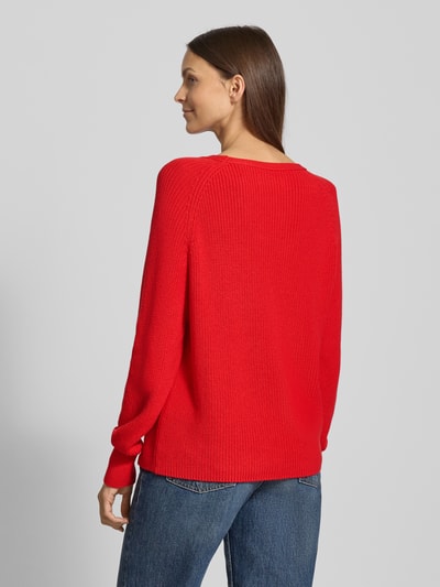 Frauenmodel trägt Relaxed Fit Strickpullover aus reiner Baumwolle von Marc O'Polo, Optik: Unifarben, Grobstrick, Rückansicht.