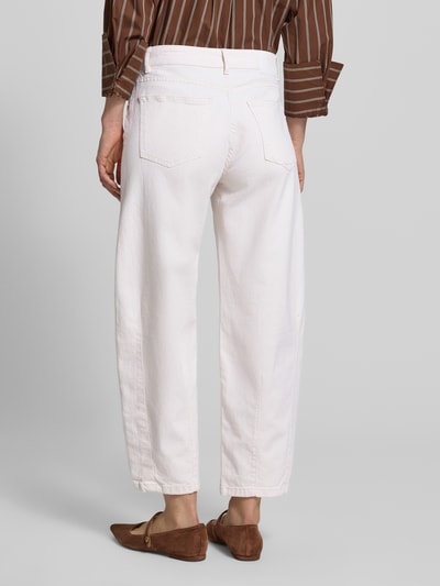 Frauenmodel trägt Barrel Fit Jeans mit Eingrifftaschen Modell 'Lissie bold' von OPUS in Weiß, Baumwoll-Elasthan-Mix, Ganzkörperansicht Rückansicht.