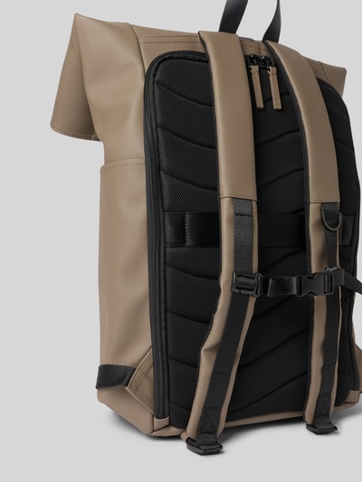 Productfoto, Rucksack met Rolltop Model 'Splash' van GASTON LUGA in taupe en zwart, verstelbare schouderband, haakjessluiting, hoofvak, ritsvak, draagband, breedte 42 cm, lengte 61 cm, diepte 12 cm, bandlengte 83 cm, gladde en gestructureerde texturen.