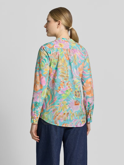 Frauenmodel trägt Bluse mit abgerundetem Saum und Knopfleiste von Emily Van den Bergh aus Reine Baumwolle, farbenfroh gemustert, Straight Fit, Rundhalsausschnitt, Rückenlänge 67 cm, Ärmellänge 51 cm, Ganzkörperansicht Rückansicht.