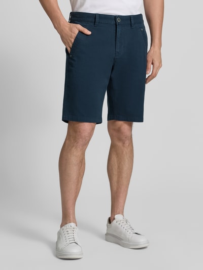 Männermodel trägt Shorts mit Eingrifftaschen von PME Legend aus Baumwoll-Elasthan-Mix, Regular-Fit, dunkelblau, Nahaufnahme Oberkörper. Bundweite bei Größe 32: 45 cm, Innenbeinlänge: 26 cm, Gesäßtaschen.