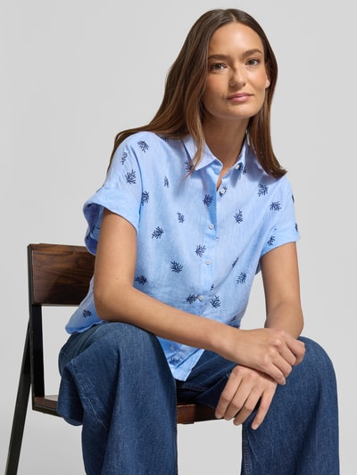 Frauenmodel trägt Regular Fit Hemdbluse aus Leinen-Mix Modell 'MOLLY' von 0039 Italy in Hellblau mit dunkelblauem Print, Hemdblusenkragen, durchgehender Knopfleiste und fixierten kurzen Ärmelumschlägen, Leinen-Baumwoll-Mix, Ganzkörperansicht von vorne.