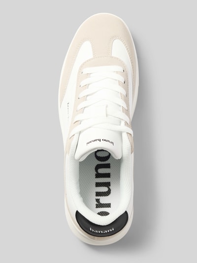 Produktfoto, Sneaker mit Schnürung und Label-Details Modell 'CDG' von Bruno Banani in Beige und Weiß, abgerundete Spitze, Obermaterial mit glatter und leicht strukturierter Oberfläche, Herrenschuh im Kontext: Absatzhöhe 4 cm, Schafthöhe 6 cm, Schaftweite 7 cm.