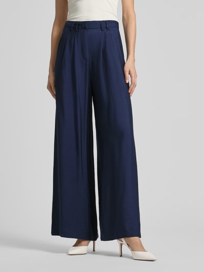 Frauenmodel trägt Wide Leg Stoffhose aus Viskose-Mix Modell 'FINJA' von GUIDO MARIA KRETSCHMER WOMAN, dunkelblau, Nahaufnahme Vorderansicht.