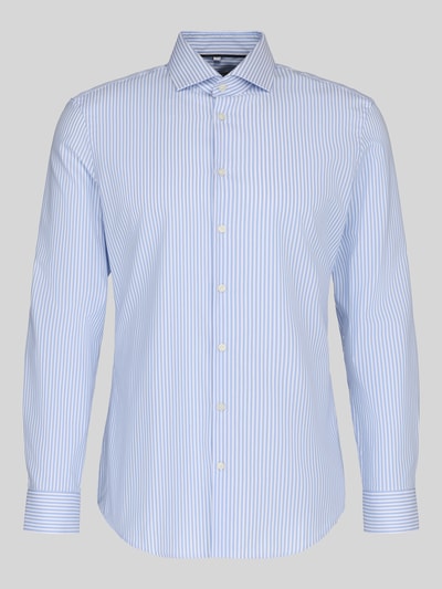 Produktfoto, Slim Fit Business-Hemd mit Kentkragen von Jake*s, hellblau mit weißen Streifen, reine Baumwolle, Knopfleiste, glatte Textur.