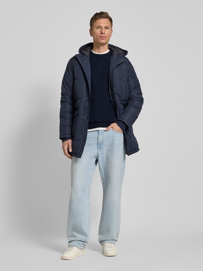 Männermodel trägt Strickpullover mit gerippten Abschlüssen Modell 'BRANKO' von Blend in Dunkelblau, Baumwoll-Mix, Slim Fit, Ganzkörperansicht von vorne