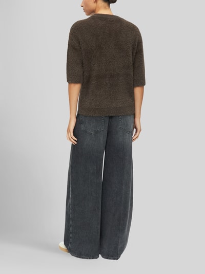Frauenmodel trägt Pullover mit halblangen Ärmeln von S.OLIVER CASUAL in Unifarbe, Strickoptik, Rundhals, Rückansicht, leicht abgerundet