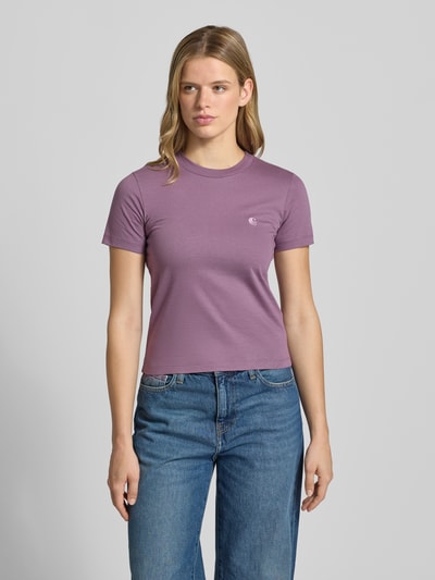 Frauenmodel trägt Damen T-Shirt mit 1/2-Arm Modell 'Luca' von Carhartt Work In Progress aus Reine Baumwolle in Violett, Gerader-Schnitt, Logo-Stitching, Rundhalsausschnitt, Ganzkörperansicht von vorne. Rückenlänge bei Größe S: 53 cm.