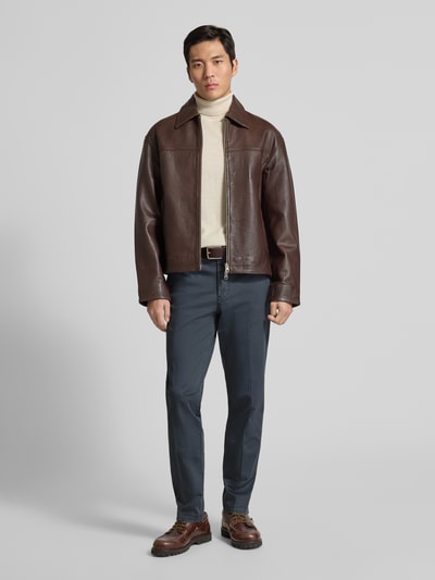 Männermodel trägt Hose mit Gesäßtaschen Modell 'WOOD' von Cinque aus Baumwoll-Elasthan-Mix in Slim Fit, dunkle Farbe, Ganzkörperansicht von vorne. Bundweite bei Größe 52: 47 cm, Innenbeinlänge bei Größe 52: 80 cm.