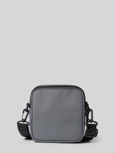 Produktfoto, Crossbody Bag mit Logo-Patch von Carhartt Work In Progress in Grau mit schwarzem, verstellbarem Riemen und Reißverschluss, glatte Textur
