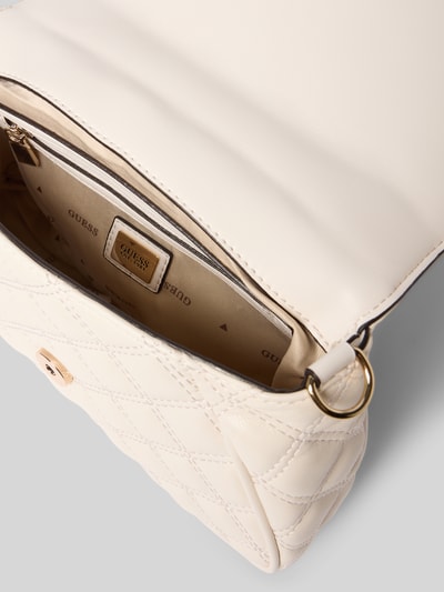 Productfoto, Guess Shoulder Bag mit Logo-Detail Model 'Giully' van GUESS in lichte kleur met doorgestikte look, hoofdvak met overslag, afneembare schouderband, breedte 24 cm, lengte 16 cm, diepte 6 cm, schouderbandlengte 116 cm.
