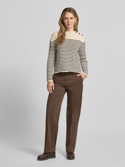 Vrouwenmodel draagt Chino mit Bügelfalten van Brax in regular fit, katoenmix met lyocell, bruine kleur, zichtbare siernaden, full body vooraanzicht.