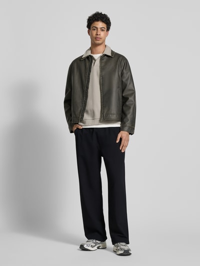 Männermodel trägt Straight Fit Stoffhose mit Viskose-Anteil von REVIEW in Dunkelblau, Elastischer-Material-Mix, Ganzkörperansicht von vorne.