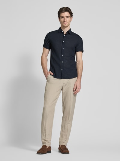 JOOP! Collection Koszula casualowa męska JOOP! Collection;Mieszanka bawełny i lnu;Krój slim fit;Model ‘Pit’;Kołnierzyk typu kent;Listwa guzikowa;Długość tyłu w rozmiarze 40: 67 cm;Szerokość ramion w rozmiarze 40: 41 cm;Długość rękawa w rozmiarze 40: 22 cm Ciemnoniebieski 1