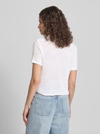 Frauenmodel trägt Regular Fit Strickpullover mit kurzen Ärmeln Modell 'SUNNY' von Only, unifarben weiß, gerippt, Rückansicht, Ganzkörperansicht.