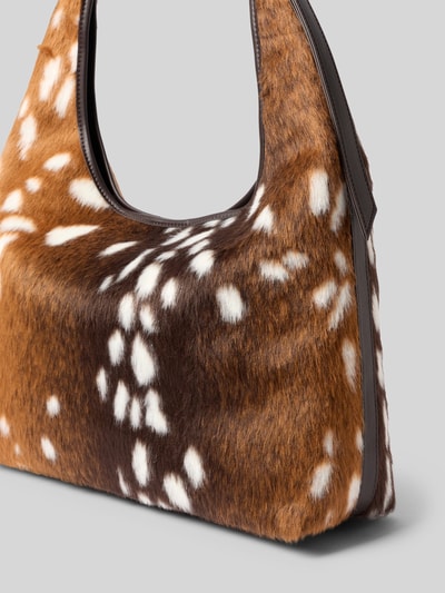 Produktfoto, Handtasche aus Kunstfell im Allover-Look von Gina Tricot mit braun-weißem Muster, Hauptfach mit Reißverschluss, verstellbarer Tragehenkel, Maße Größe 1: Breite 40 cm, Länge 47 cm, Tiefe 11 cm, Schulterriemen 33 cm