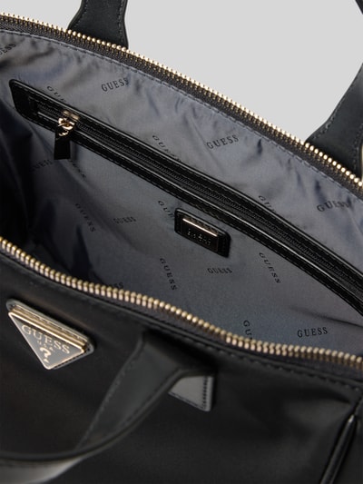 Productfoto, zwarte Dames tas met logodetail Model 'Follie' van GUESS, Hoofdvak met ritssluiting, Afneembare schouderband, Breedte 35 cm, Lengte 24 cm, Diepte 15 cm, bandlengte 115 cm