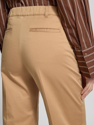 Frauenmodel trägt Culotte mit Eingrifftaschen Modell 'Peggy' von Raphaela By Brax in beige, Baumwoll-Elasthan-Mix, Detailaufnahme Rückansicht.
