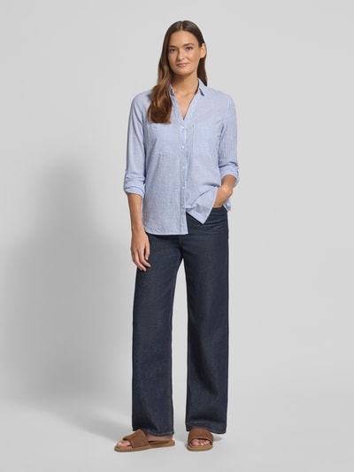 Modelka prezentuje Regular Fit Bluzka mit V-Ausschnitt und Brusttaschen von Christian Berg Woman z bawełny, wzór w paski, kołnierzyk koszulowy, długość tyłu 74 cm, długość rękawów 58 cm, widok całej sylwetki z przodu.