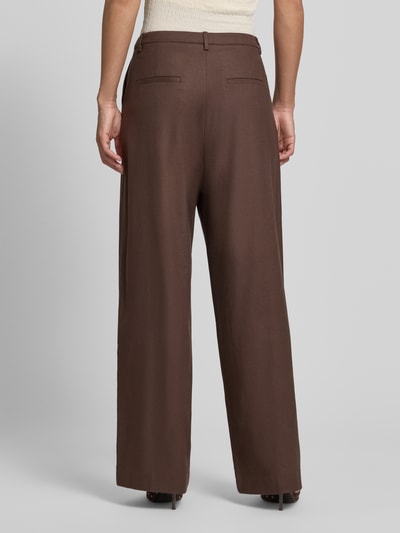 Vrouwenmodel draagt stoffen broek met wide leg fit van Jake*s collectie, bruin, strookzak aan de achterkant, geheel van achteren