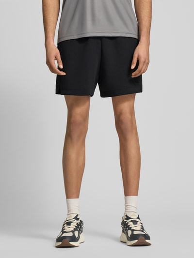 Männermodel trägt Regular Fit Sweatshorts mit Modal und Baumwoll-Anteil von adidas Sportswear, Optik: Unifarben, Material-Mix, Nahaufnahme Unterkörper